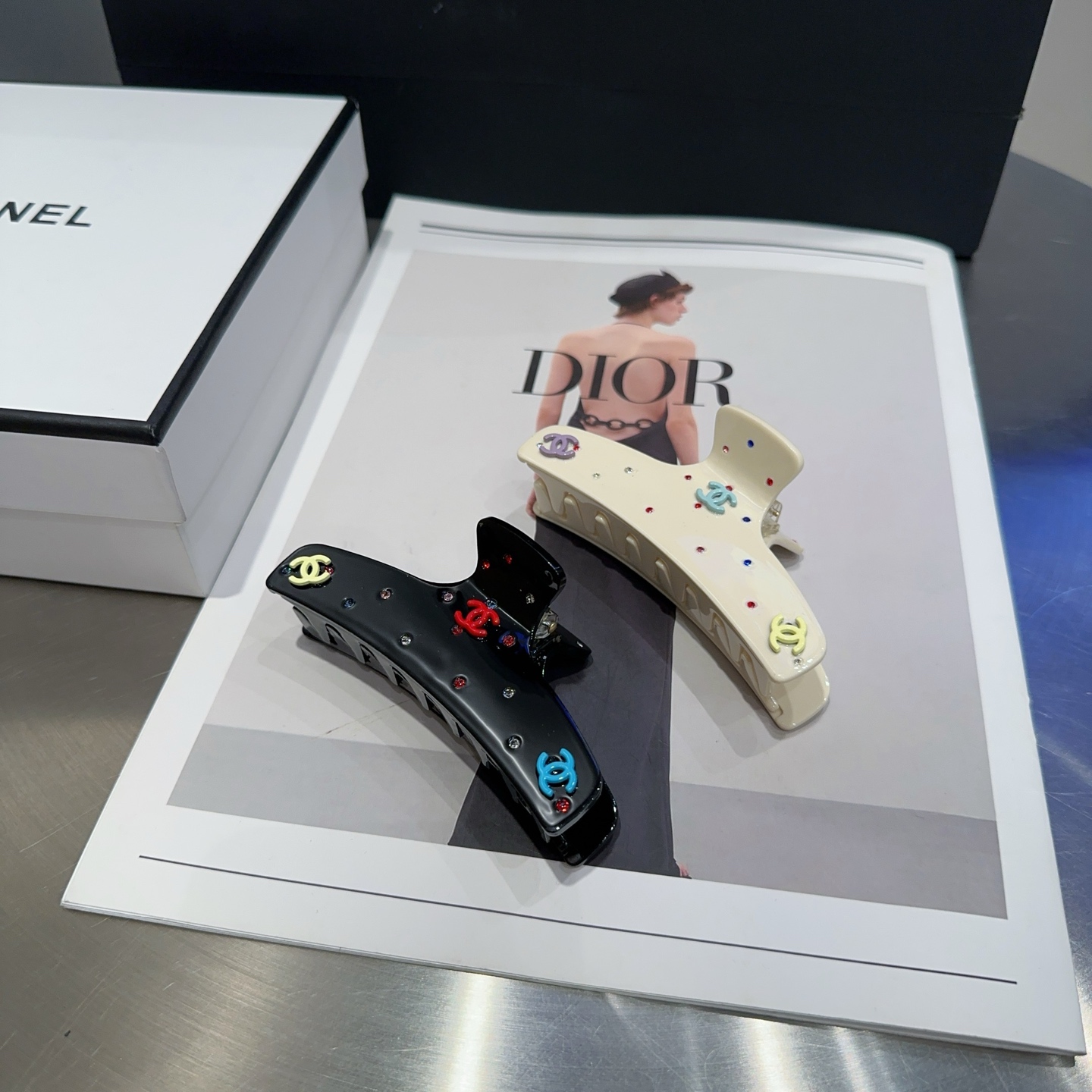 NO:366927,P with packaging box Chanel (Chanel) latest hot snack clip, a beautiful one!  A must-have for fairies…hairpins, hairpins, chanel, chanel, hairpins19860909P 配包装盒 Chanel (香奈儿)最新小香爆款抓夹,绝美的一款！小仙女必备…发夹,发夹,chanel,chanel,hairpins,accessory