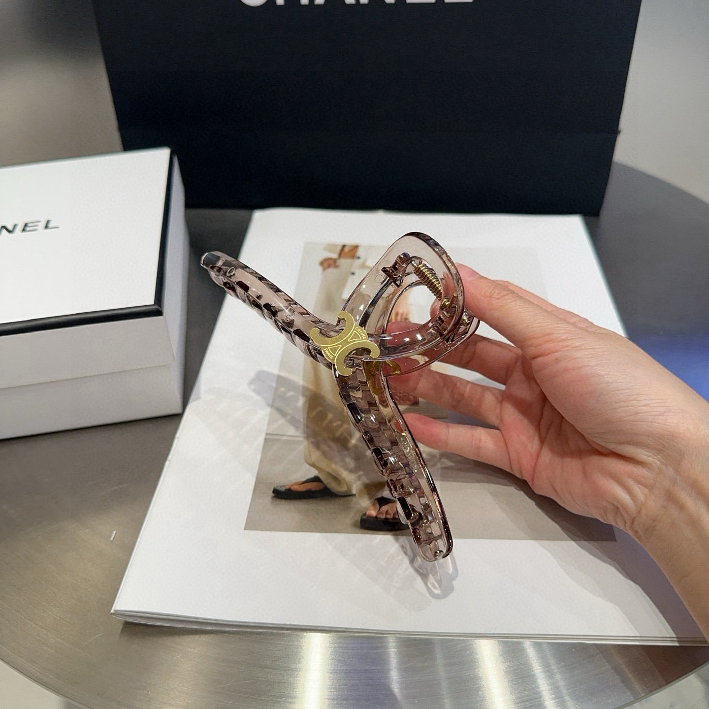 NO:367192,P with packaging box CELINE Arc de Triomphe new large grab clip, simple and atmospheric, fashionable and versatile!  Goddess essential items hairpins, hairpins, celine, celine, hairpins19860909P 配包装盒 CELINE（赛琳）凯旋门新款大抓夹,简单大气,时尚百搭！女神必备单品发夹,发夹,celine,celine,hairpins,accessory