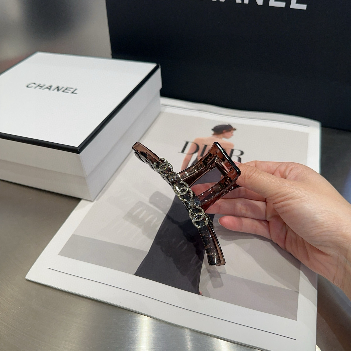 NO:367197,P with packaging box Chanel (Chanel) latest small-scented clip, super beautiful!  A very famous lady style, a must-have for a little fairy... Hairpins, hairpins, chanel, chanel, hairpins19860909P 配包装盒 Chanel (香奈儿)最新款小香爆款抓夹,超级好看！名媛范儿十足,小仙女必备…发夹,发夹,chanel,chanel,hairpins,accessory