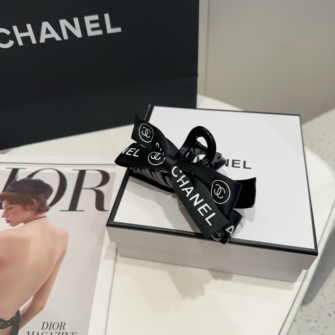 NO:367207,P with packaging box Chanel's latest small fragrance clip.  Super good looking!  A very famous lady style, a must-have for a little fairy... Hairpins, hairpins, chanel, chanel, hairpins19860909P 配包装盒 Chanel (香奈儿)最新款小香抓夹．超级好看！名媛范儿十足,小仙女必备…发夹,发夹,chanel,chanel,hairpins,accessory
