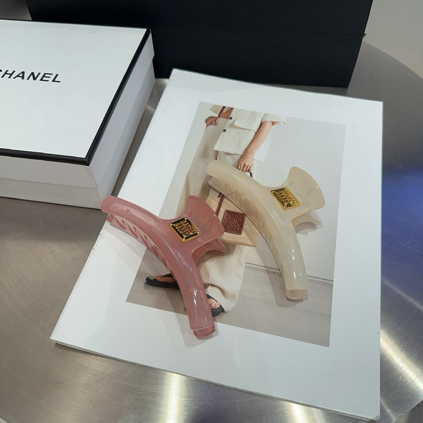 NO:367212,P with packaging box Miumiu's new candy color grab clip, fashionable and trendy.  Simple and elegant, practical and versatile, worth buying!  hairpins, hairpins, miumiu, hairpins19860909P 配包装盒 miumiu新款糖果色抓夹,时尚潮流．简单优雅,实用百搭,值得入手！发夹,发夹,miumiu,hairpins,accessory