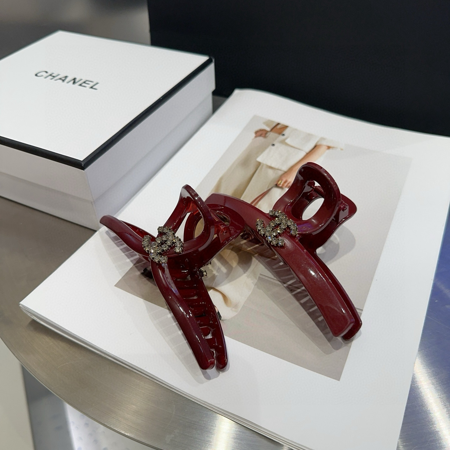 NO:367216,P with packaging box Chanel's latest small and fragrant Andora diamond clip, super beautiful!  A very famous lady style, a must-have for a little fairy... Hairpins, hairpins, chanel, chanel, hairpins19860909P 配包装盒 Chanel (香奈儿)最新款小香安多拉钻石抓夹,超级好看！名媛范儿十足,小仙女必备…发夹,发夹,chanel,chanel,hairpins,accessory