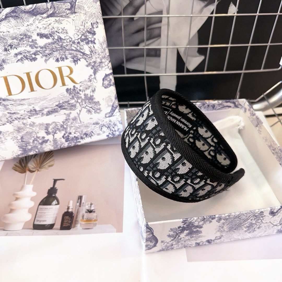 NO:367221,With packaging box Dior D-home letter headband, classic D-shaped pattern, fashionable and versatile!  Simple and practical, essential hairpins for young ladies, hairpins, dior, dior, dior, hairpins19860909配包装盒 Dior（迪奥）D家字母发箍,经典D字纹,时尚又百搭！简单实用 小姐姐必备发夹,发夹,dior,dior,dior,hairpins,accessory