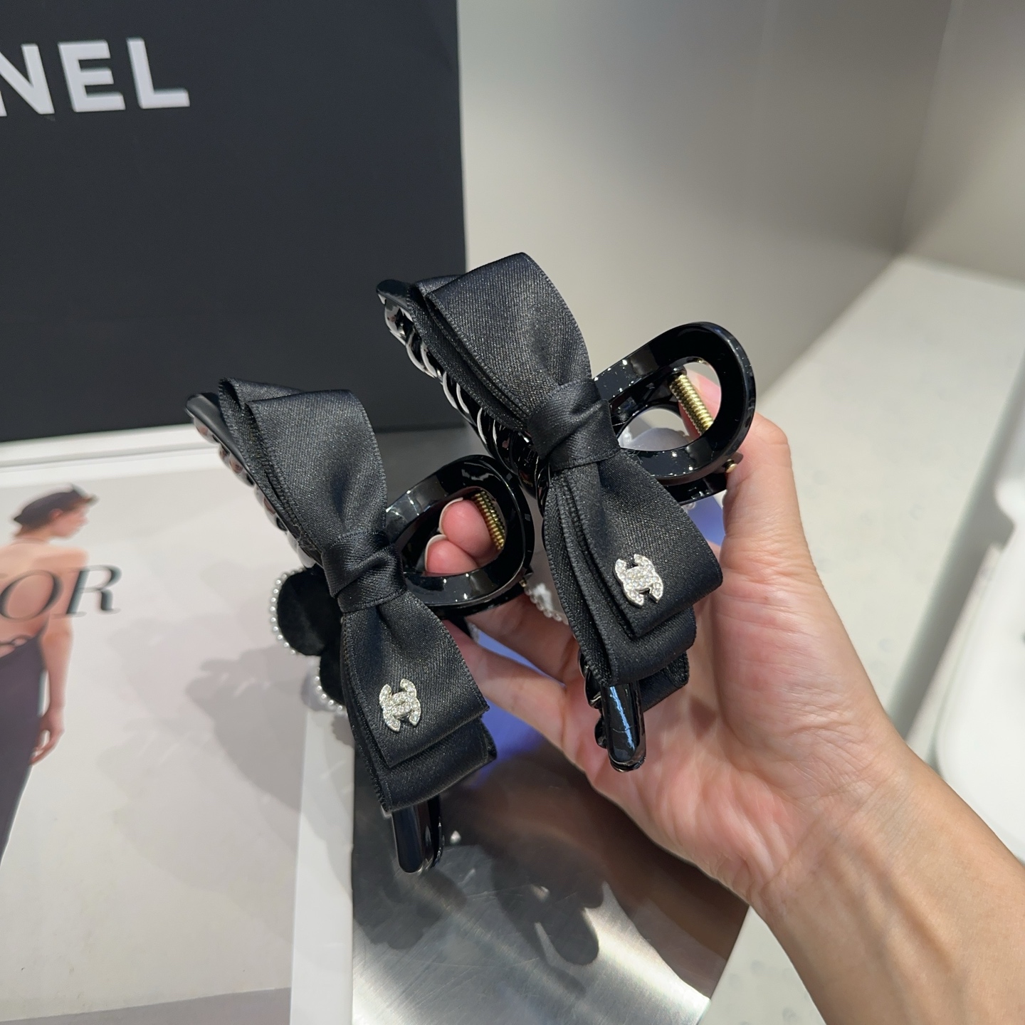 NO:367242,P with packaging box Chanel's latest style of small fragrant camellia A-B side grabbing, super beautiful!  A very famous lady style, a must-have for a little fairy... Hairpins, hairpins, chanel, chanel, hairpins19860909P 配包装盒 Chanel (香奈儿)最新款小香山茶花A B面抓夹,超级好看！名媛范儿十足,小仙女必备…发夹,发夹,chanel,chanel,hairpins,accessory