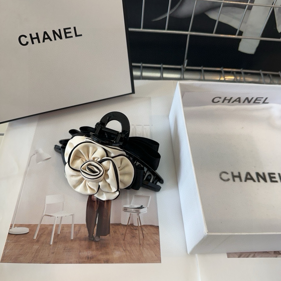 NO:367252,P with packaging box Chanel (Chanel) latest small fragrance A B double-sided grab clip, bow paired with classic camellia, simple and beautiful, fashionable and trendy!  A must-have for fairies…hairpins, hairpins, chanel, chanel, hairpins19860909P 配包装盒 Chanel (香奈儿)最新小香A B双面抓夹,蝴蝶结搭配经典的山茶花,简单又好看,时尚潮流！小仙女必备…发夹,发夹,chanel,chanel,hairpins,accessory