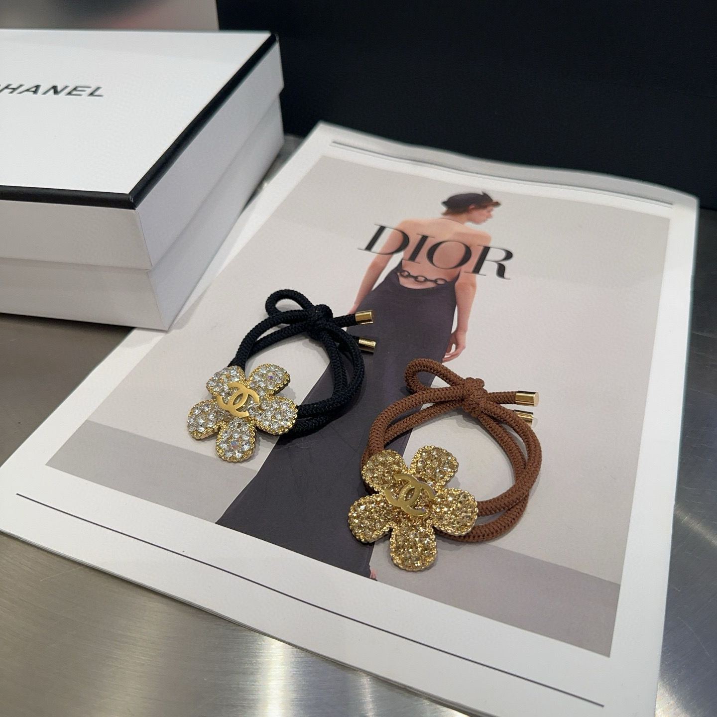 NO:367275,P with packaging box (single) Chanel (Chanel)'s latest small fragrance hits the ring, shiny little flowers, super beautiful!  A very famous lady style, a must-have for a little fairy... Hairpins, hairpins, chanel, chanel, hairpins19860909P 配包装盒（单个） Chanel (香奈儿)最新款小香爆款发圈,闪亮小花朵,超级好看！名媛范儿十足,小仙女必备…发夹,发夹,chanel,chanel,hairpins,accessory