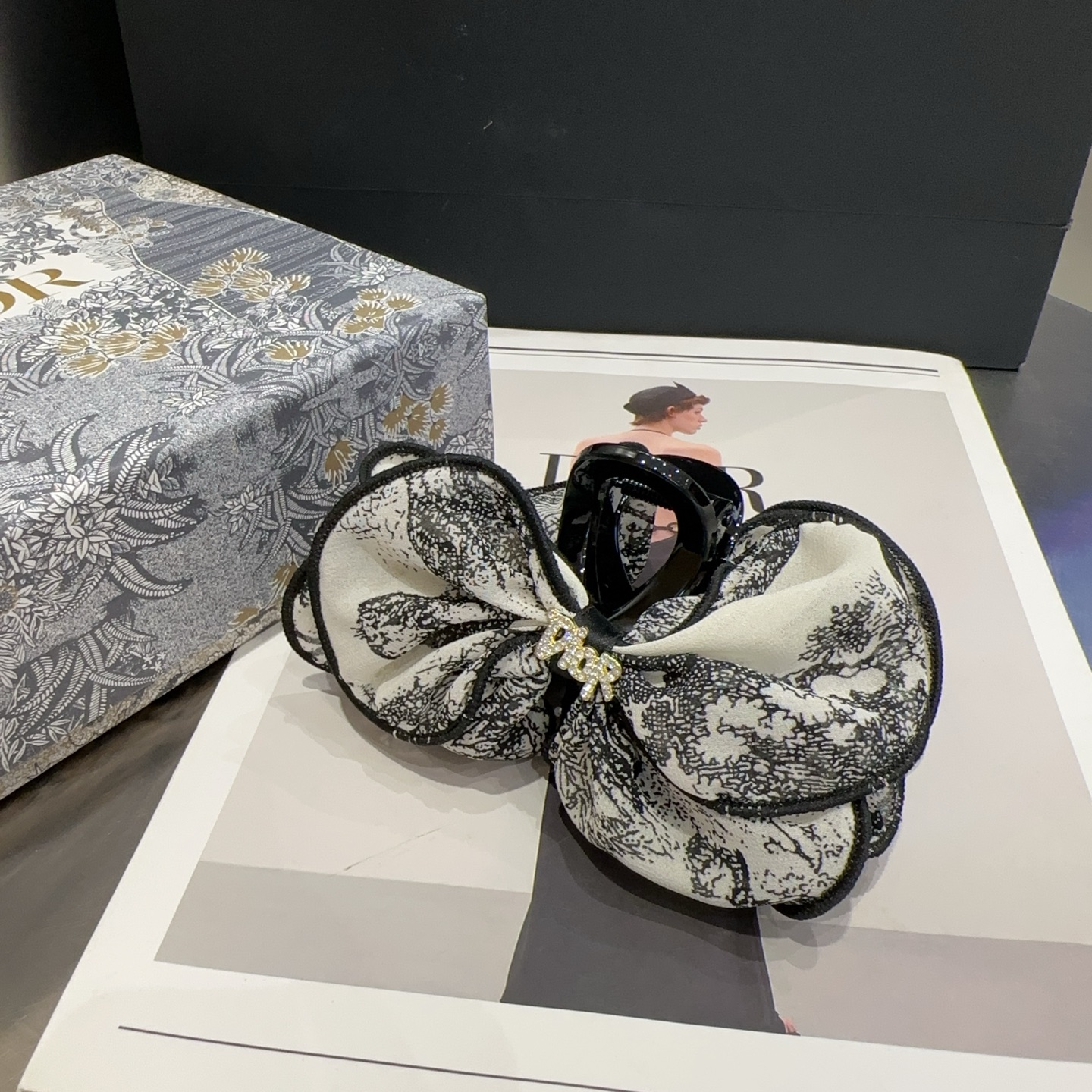 NO:367267,P with packaging box Dior new CD grabber, simple and practical, fashionable and trendy!  Super good looking!  A must-have for fairies...hairpins, hairpins, dior, dior, hairpins19860909P 配包装盒 Dior（迪奥）新款CD抓夹,简单实用 时尚潮流！超级好看！小仙女必备…发夹,发夹,dior,dior,hairpins,accessory