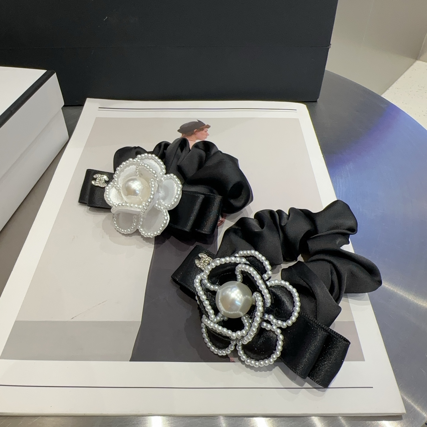 NO:367272,P with packaging box Chanel's latest style of Camellia hair ring is super beautiful!  A very famous lady style, a must-have for a little fairy... Hairpins, hairpins, chanel, chanel, hairpins19860909P 配包装盒 Chanel (香奈儿)最新款小香山茶花发圈超级好看！名媛范儿十足,小仙女必备…发夹,发夹,chanel,chanel,hairpins,accessory