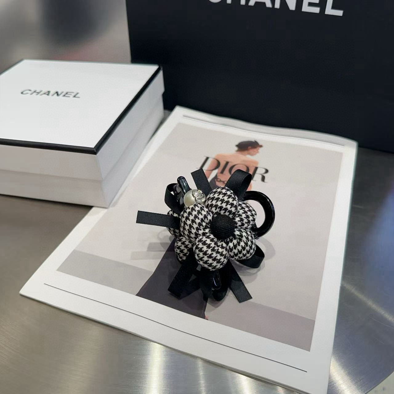 NO:367869,P packing box Chanel (Chanel) latest style of Houndstooth Clip, full of celebrity style, a must-have for fairies... Hairpins, hairpins, chanel, chanel, hairpins19860909P 配包装盒 Chanel (香奈儿)最新款小香千鸟格抓夹,名媛范儿十足,小仙女必备…发夹,发夹,chanel,chanel,hairpins,accessory