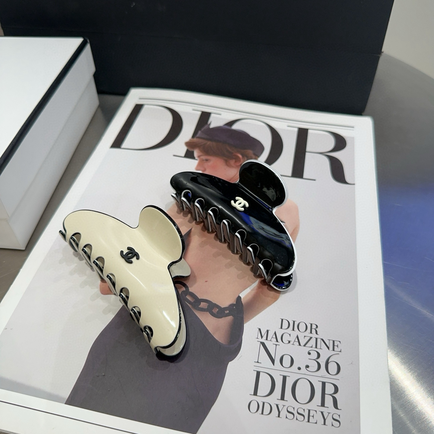 NO:367873,P packing box Chanel (Chanel) latest small-flavored clip, full of celebrity style, a must-have for little fairies... Hairpins, hairpins, chanel, chanel, hairpins19860909P 配包装盒 Chanel (香奈儿)最新款小香爆款抓夹,名媛范儿十足,小仙女必备…发夹,发夹,chanel,chanel,hairpins,accessory