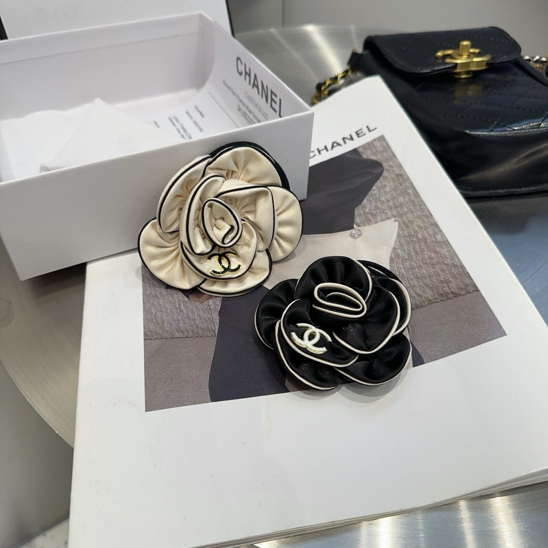 NO:367878,P with packaging box Chanel's latest small camellia hair ring, simple and practical, fashionable and trendy!  A must-have for fairies…hairpins, hairpins, chanel, chanel, hairpins19860909P 配包装盒 Chanel (香奈儿)最新小香山茶花发圈 简单实用,时尚潮流！小仙女必备…发夹,发夹,chanel,chanel,hairpins,accessory