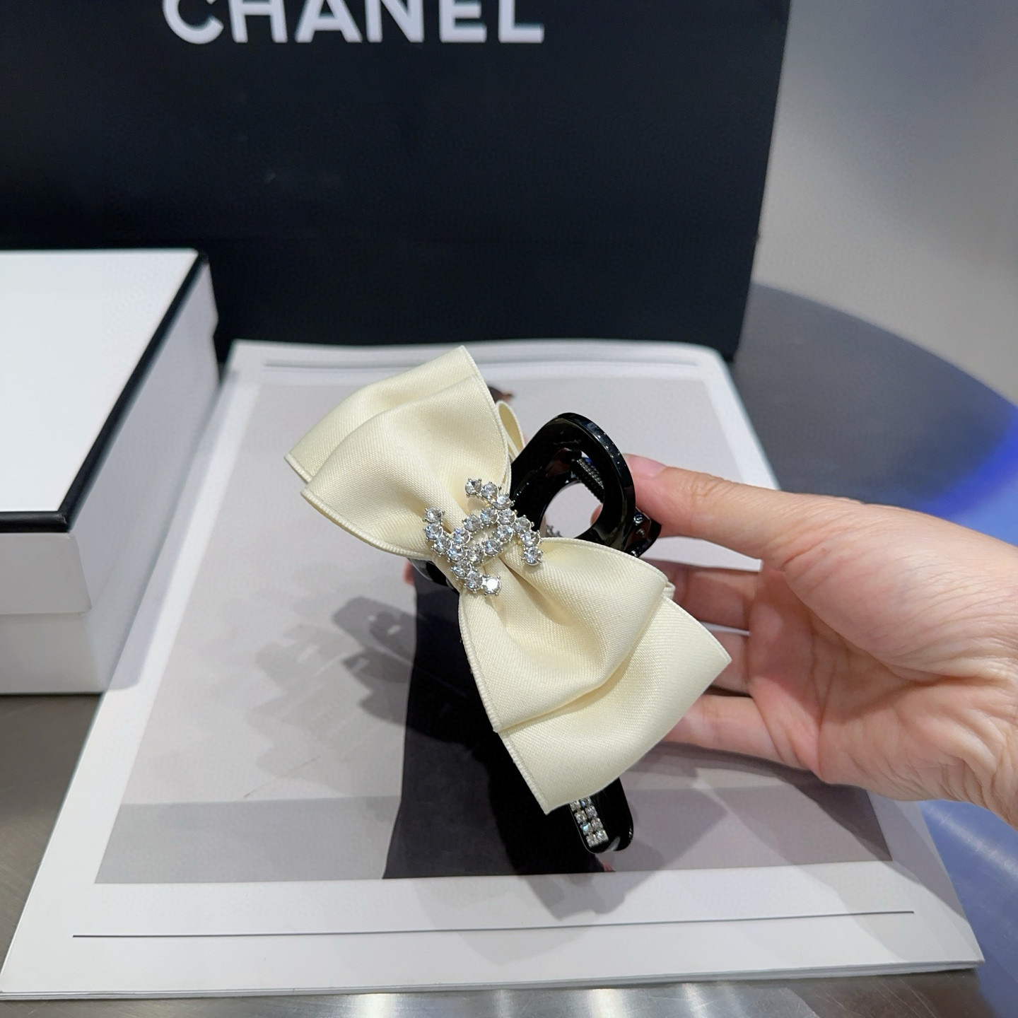 NO:367916,P packing box Chanel (Chanel) latest small-flavored clip, full of celebrity style, a must-have for little fairies... Hairpins, hairpins, chanel, chanel, hairpins19860909P 配包装盒 Chanel (香奈儿)最新款小香爆款抓夹,名媛范儿十足,小仙女必备…发夹,发夹,chanel,chanel,hairpins,accessory