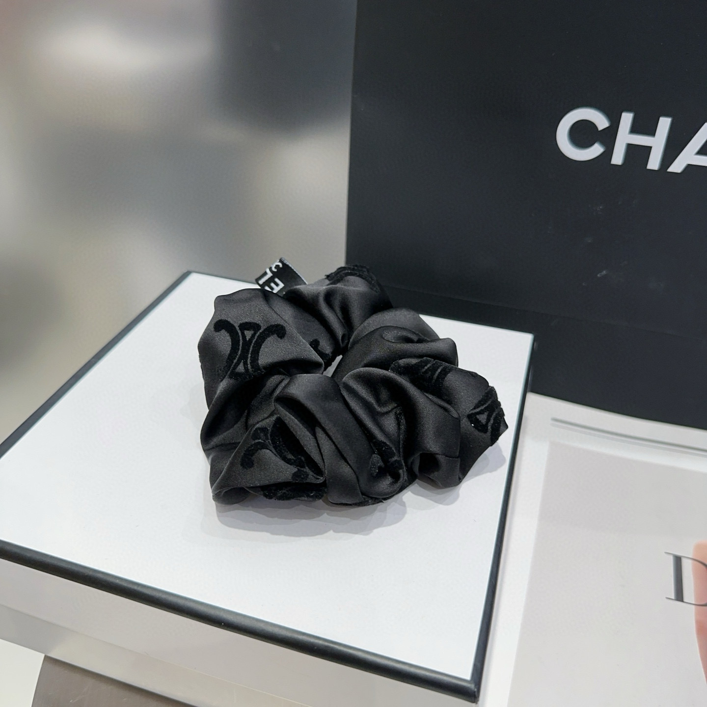 NO:367922,P with packaging box CELINE Arc de Triomphe new hairstyle, exquisite and comfortable, very fashionable and versatile!  Goddess essential items hairpins, hairpins, celine, celine, hairpins19860909P 配包装盒 CELINE（赛琳）凯旋门新款发圈,精致舒适,非常时尚百搭！女神必备单品发夹,发夹,celine,celine,hairpins,accessory