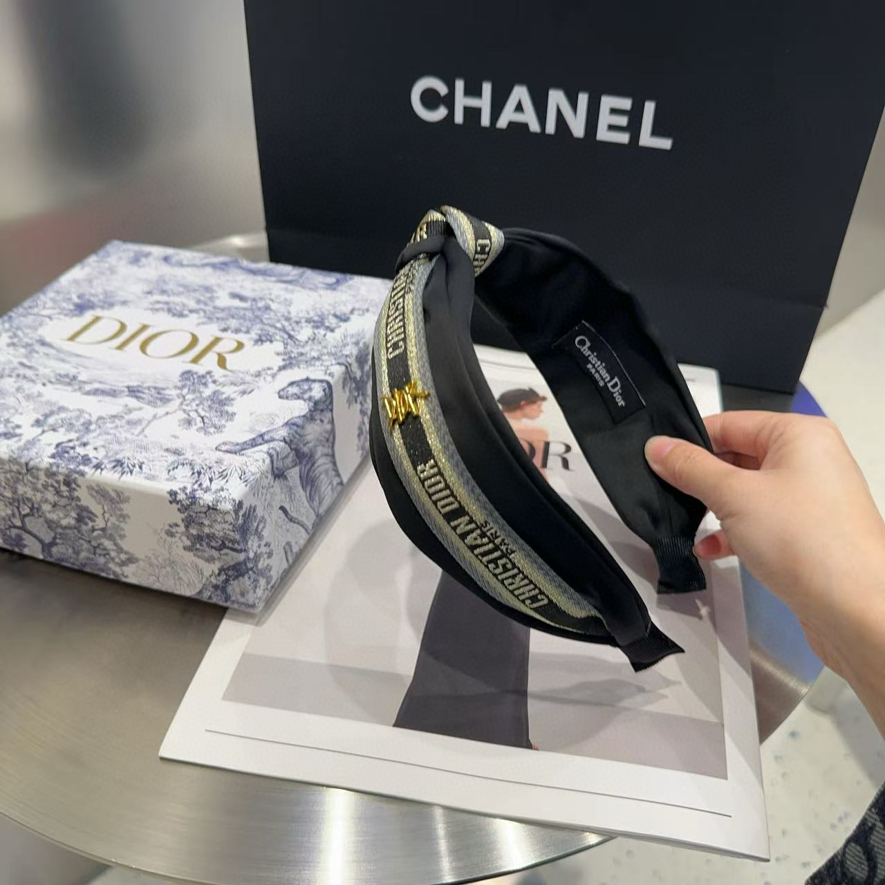 NO:367947,With packaging box Dior's new D-home letter headband, fashionable and versatile!  Simple and practical, essential hairpins for young ladies, hairpins, dior, dior, dior, hairpins19860909配包装盒 Dior（迪奥）新款D家字母发箍,时尚又百搭！简单实用 小姐姐必备发夹,发夹,dior,dior,dior,hairpins,accessory