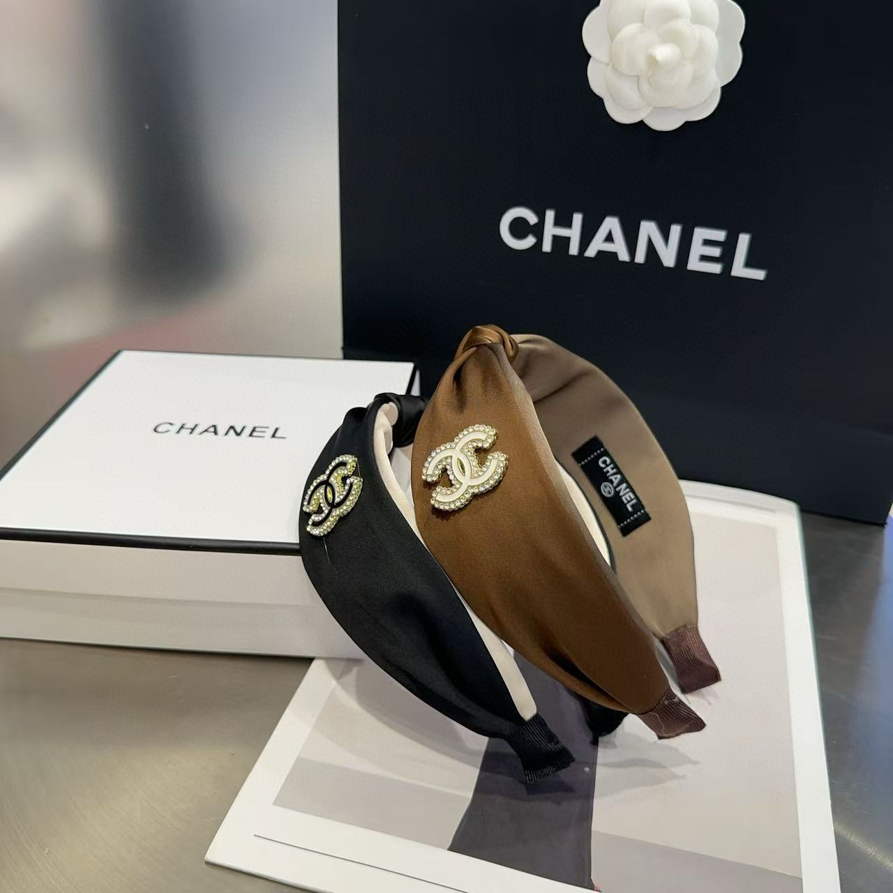 NO:367951,P with packaging box Chanel's latest small fragrant hairband, simple and practical, fashionable and trendy!  A must-have for fairies…hairpins, hairpins, chanel, chanel, hairpins19860909P 配包装盒 Chanel (香奈儿)最新小香发箍,简单实用,时尚潮流！小仙女必备…发夹,发夹,chanel,chanel,hairpins,accessory