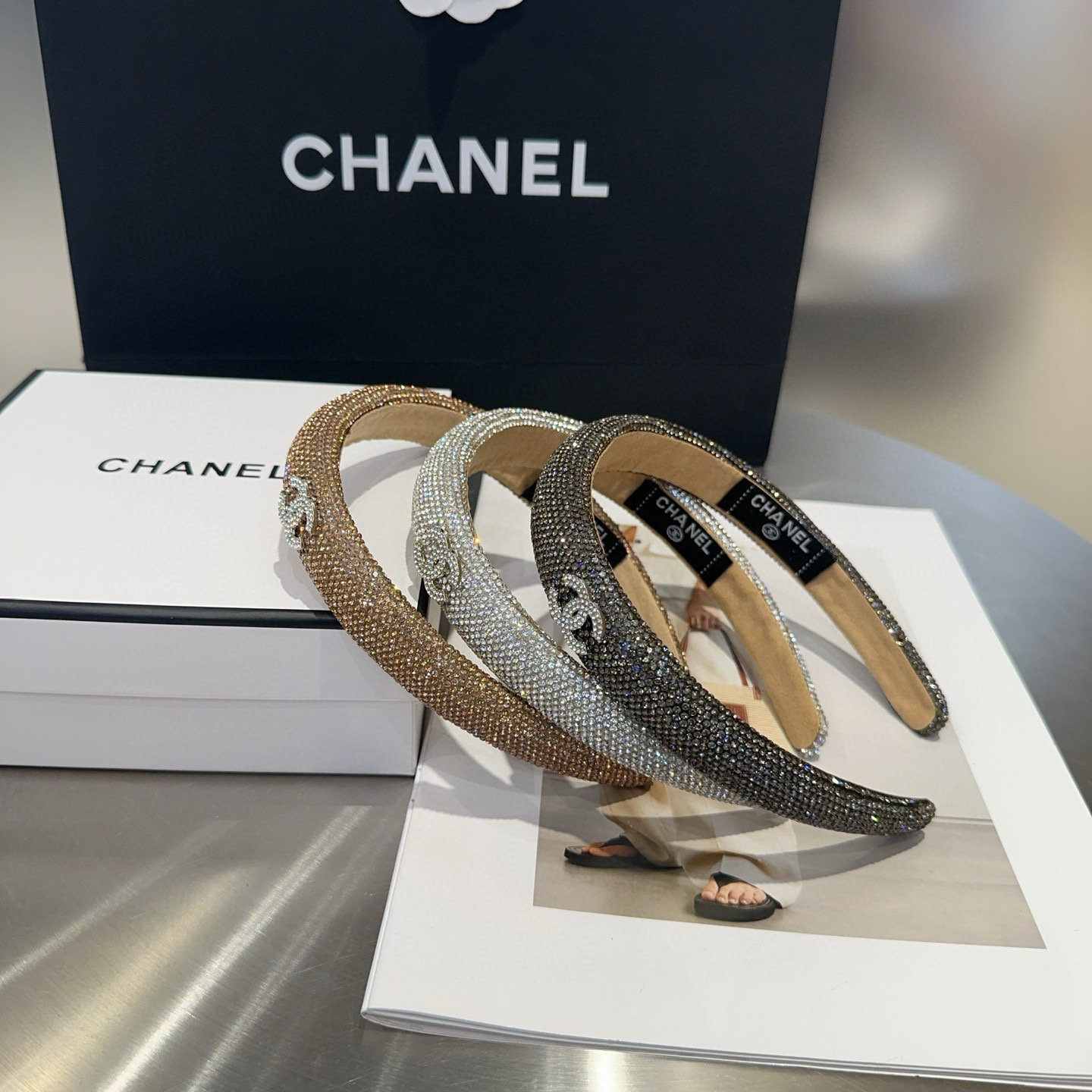 NO:367913,P with packaging box Chanel (Chanel) latest small-scented diamond headband, super beautiful!  A very famous lady style, a must-have for a little fairy... Hairpins, hairpins, chanel, chanel, hairpins19860909P 配包装盒 Chanel (香奈儿)最新款小香爆款钻石发箍,超级好看！名媛范儿十足,小仙女必备…发夹,发夹,chanel,chanel,hairpins,accessory