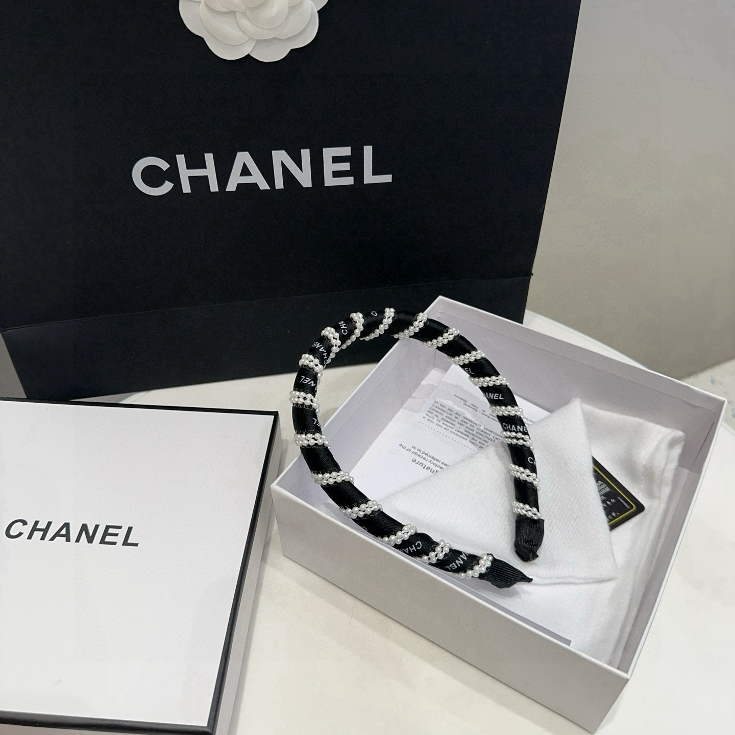 NO:367938,P with packaging box Chanel (Chanel) latest small-scented pearl headband, super beautiful!  A very famous lady style, a must-have for a little fairy... Hairpins, hairpins, chanel, chanel, hairpins19860909P 配包装盒 Chanel (香奈儿)最新款小香爆款珍珠发箍,超级好看！名媛范儿十足,小仙女必备…发夹,发夹,chanel,chanel,hairpins,accessory