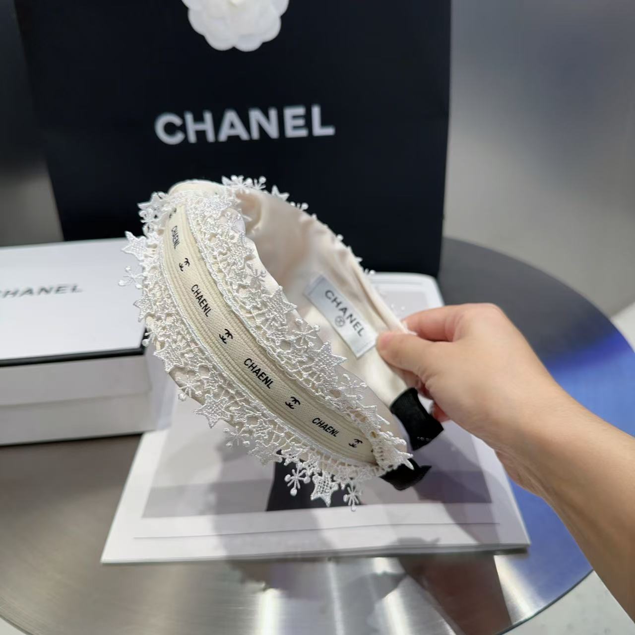 NO:367689,P with packaging box Chanel's latest small fragrant headband, super beautiful!  A very famous lady style, a must-have for a little fairy... Hairpins, hairpins, chanel, chanel, hairpins19860909P 配包装盒 Chanel (香奈儿)最新款小香发箍,超级好看！名媛范儿十足,小仙女必备…发夹,发夹,chanel,chanel,hairpins,accessory