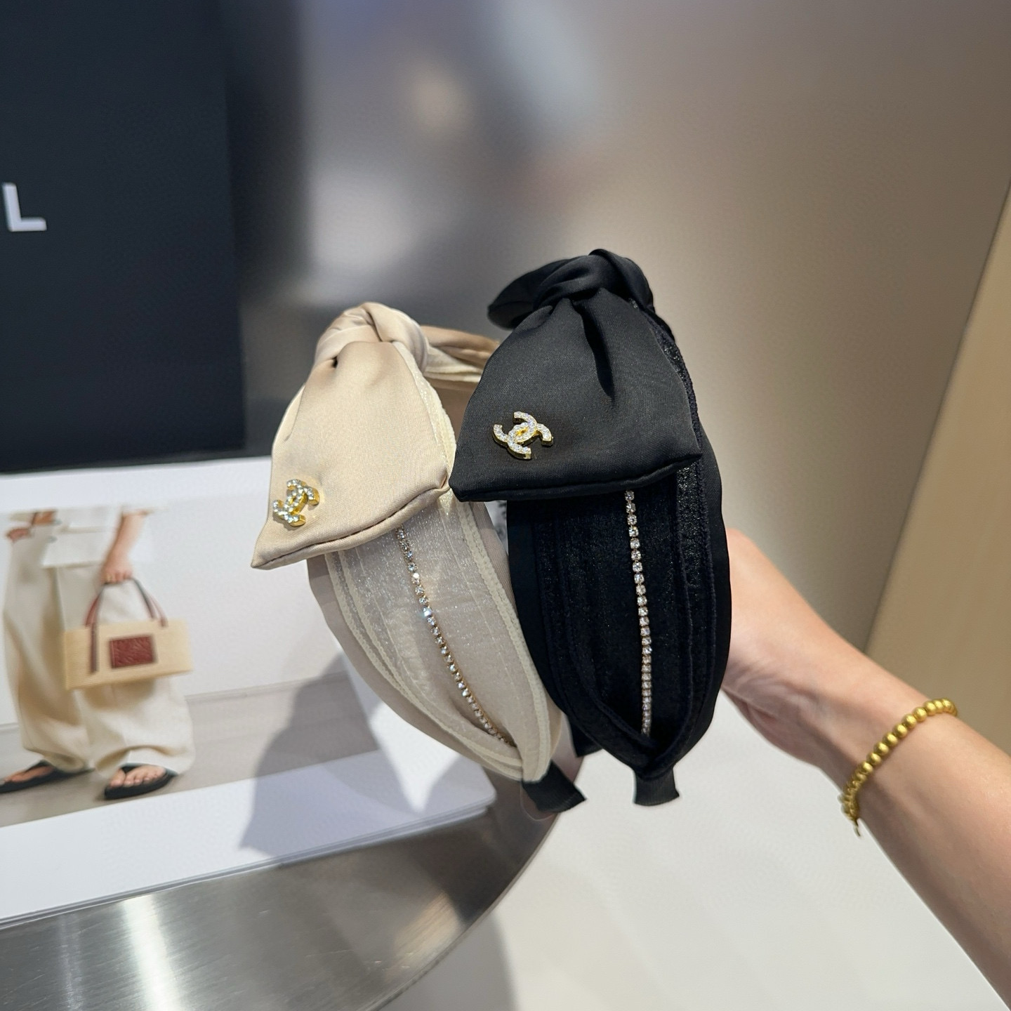 NO:367699,P with packaging box Chanel (Chanel) latest model of hot-scented bow headband, super beautiful!  A very famous lady style, a must-have for a little fairy... Hairpins, hairpins, chanel, chanel, hairpins19860909P 配包装盒 Chanel (香奈儿)最新款小香爆款蝴蝶结发箍,超级好看！名媛范儿十足,小仙女必备…发夹,发夹,chanel,chanel,hairpins,accessory