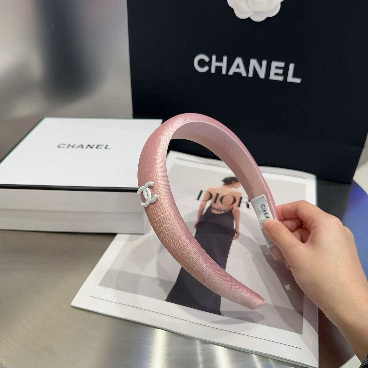 NO:367677,P with packaging box Chanel's latest small fragrant headband, fresh summer, simple and practical, fashionable and trendy!  A must-have for fairies…hairpins, hairpins, chanel, chanel, hairpins19860909P 配包装盒 Chanel (香奈儿)最新小香发箍,夏日小清新,简单实用,时尚潮流！小仙女必备…发夹,发夹,chanel,chanel,hairpins,accessory