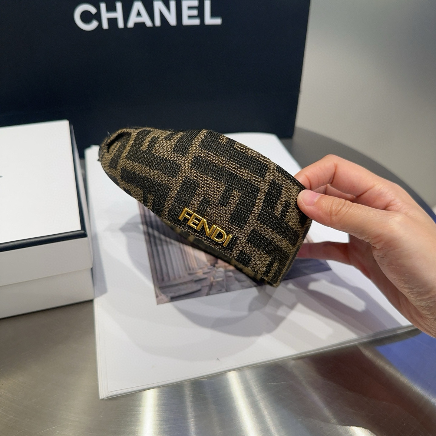 NO:367692,P with packaging box FENDI's new F wide-edged headband, retro temperament and beauty, simple and versatile!  The young lady closed her eyes and went into...hairpins, hairpins, fendi, fendi, hairpins19860909P 配包装盒 FENDI（芬迪）新款F宽边发箍,复古气质美,简约百搭！小姐姐闭眼入…发夹,发夹,fendi,fendi,hairpins,accessory