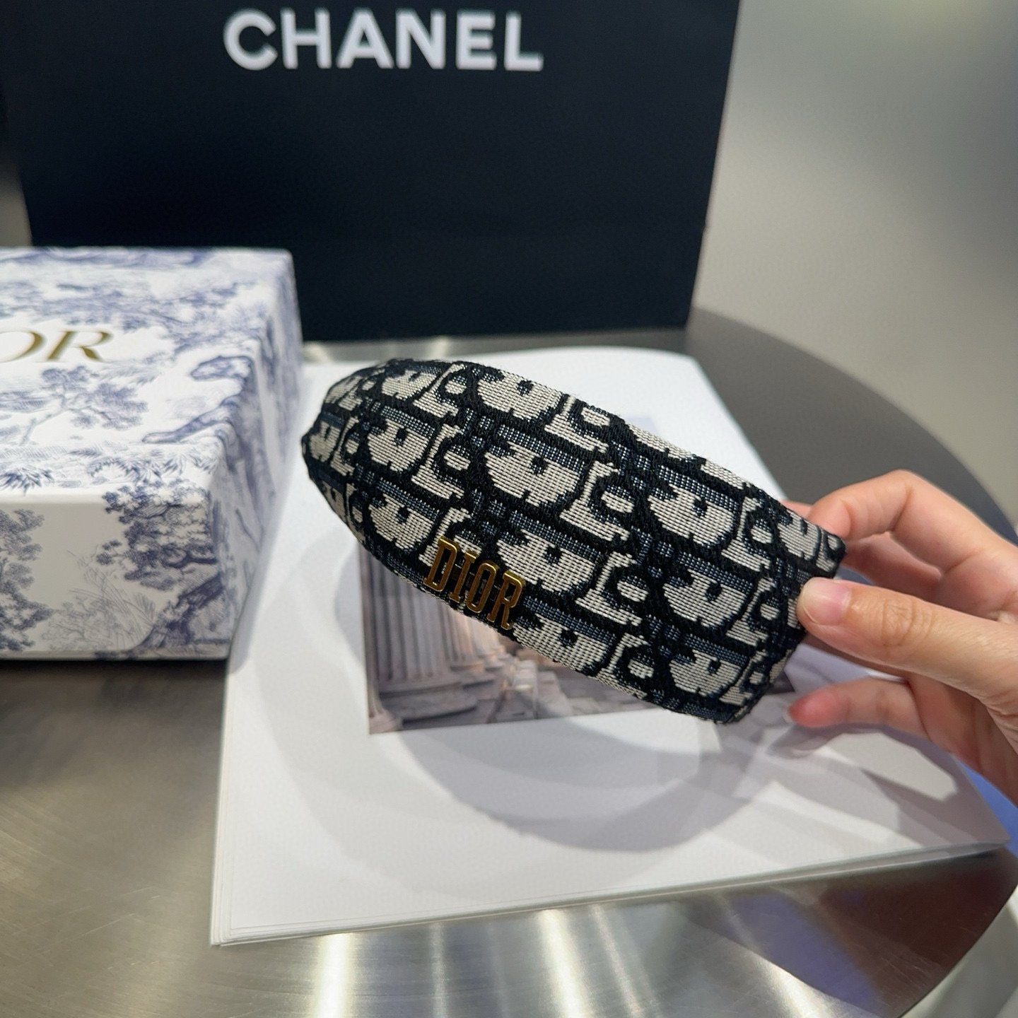 NO:367702,P with packaging box Dior new CD wide-edge headband, fashionable and trendy.  Very good looking!  A must-have for fairies...hairpins, hairpins, dior, dior, hairpins19860909P 配包装盒 Dior（迪奥）新款CD宽边发箍,时尚潮流．非常好看！小仙女必备…发夹,发夹,dior,dior,hairpins,accessory