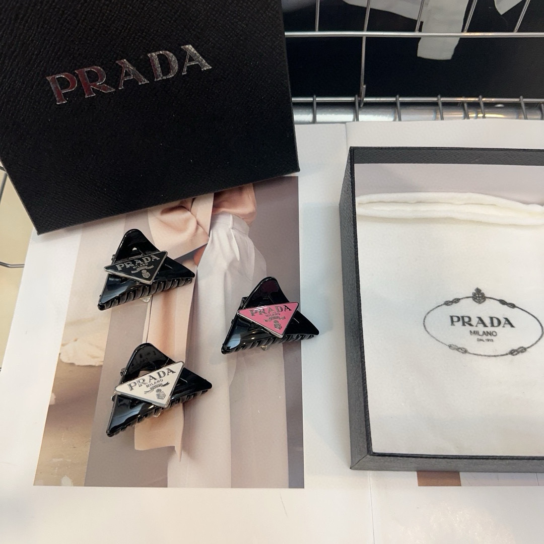 NO:367707,P with packaging box (single) PRADA (Prada) new triangular small grab edge clip, elegant lady is worth buying, very easy to match Hairpins, hairpins, prada, prada, hairpins19860909P 配包装盒（单个） PRADA（普拉达）新款三角小抓夹边夹,优雅的小姐姐值得入手 非常好搭配 发夹,发夹,prada,prada,hairpins,accessory