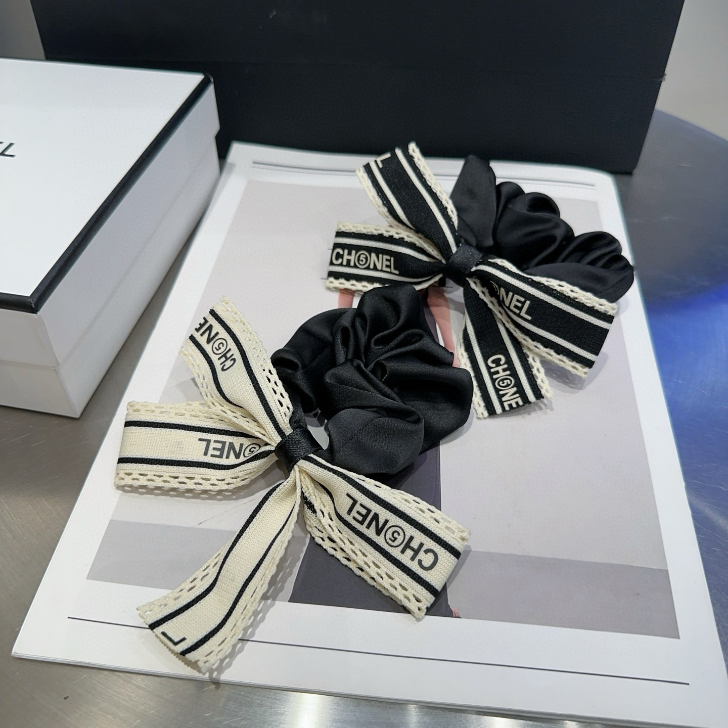 NO:367716,P with packaging box Chanel's latest small fragrance hair ring, simple and practical, fashionable and trendy!  A must-have for fairies…hairpins, hairpins, chanel, chanel, hairpins19860909P 配包装盒 Chanel (香奈儿)最新小香发圈 简单实用,时尚潮流！小仙女必备…发夹,发夹,chanel,chanel,hairpins,accessory