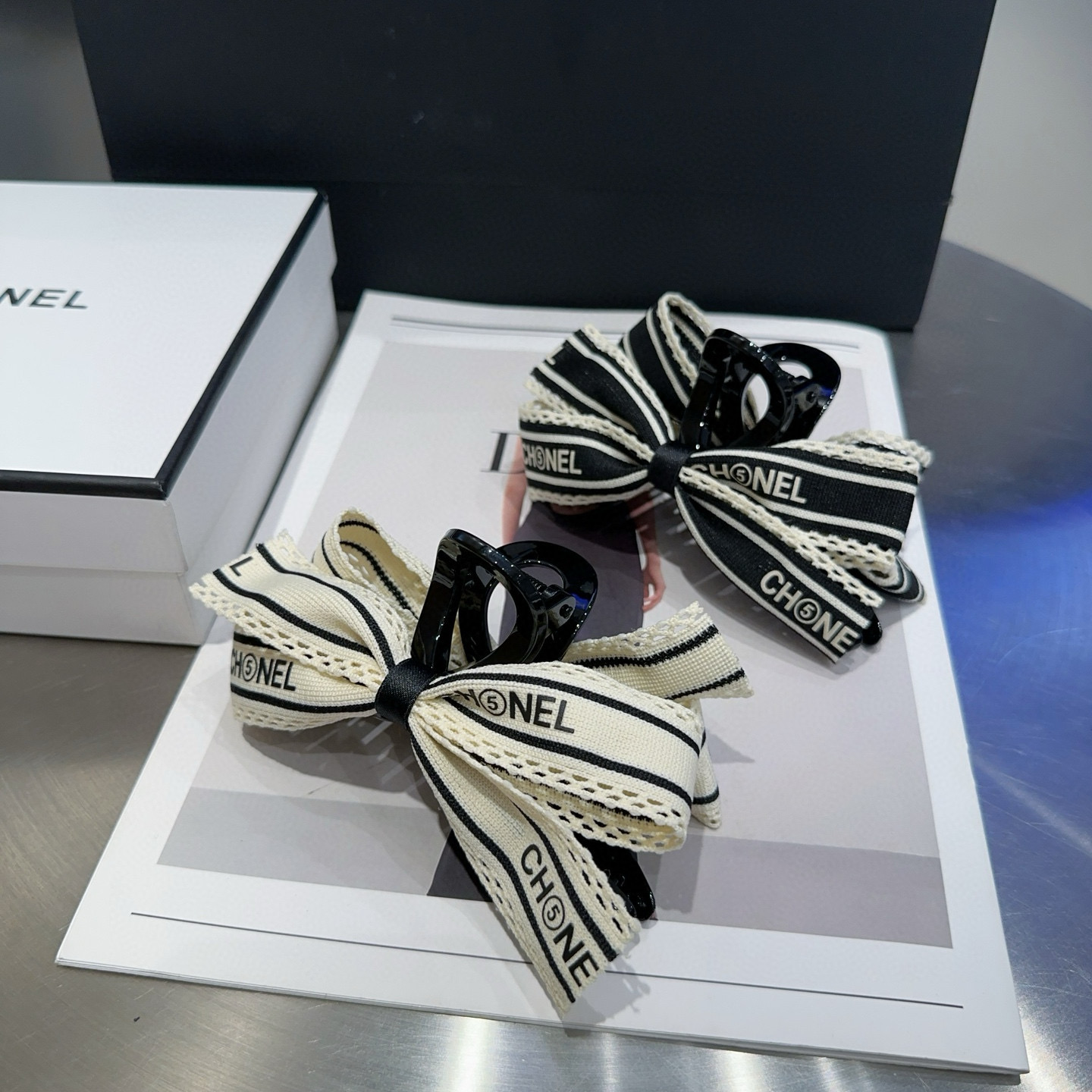 NO:367721,P with packaging box Chanel's latest small fragrance clip, simple and practical, fashionable and trendy!  A must-have for fairies…hairpins, hairpins, chanel, chanel, hairpins19860909P 配包装盒 Chanel (香奈儿)最新小香抓夹, 简单实用,时尚潮流！小仙女必备…发夹,发夹,chanel,chanel,hairpins,accessory