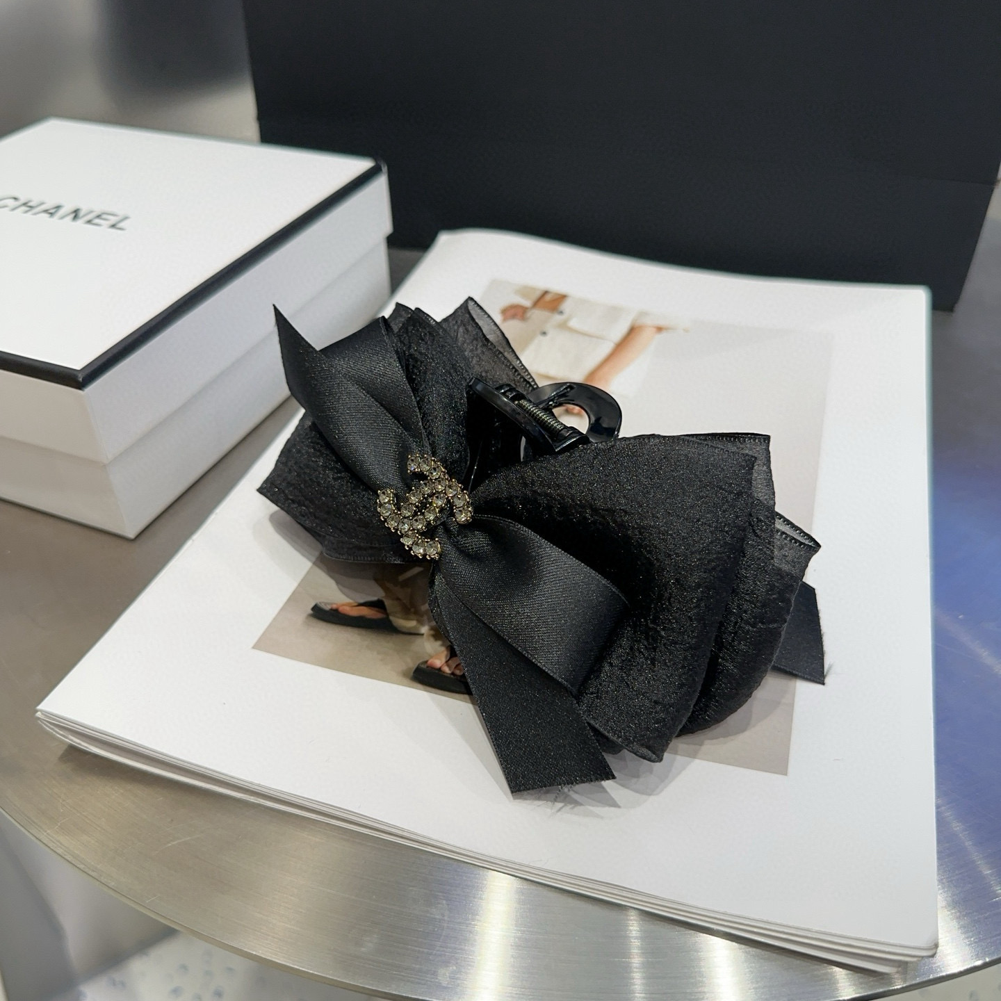 NO:367731,P with packaging box Chanel's latest small fragrance clip, simple and practical, fashionable and trendy!  The essential items of young ladies, hairpins, chanel, chanel, hairpins19860909P 配包装盒 Chanel (香奈儿)最新小香抓夹,简单实用,时尚潮流！小姐姐必备单品发夹,发夹,chanel,chanel,hairpins,accessory