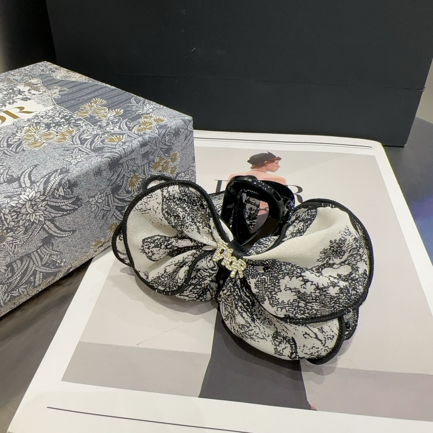 NO:368344,P with packaging box Dior new CD grabber, simple and practical, fashionable and trendy!  Super good looking!  A must-have for fairies...hairpins, hairpins, dior, dior, hairpins19860909P 配包装盒 Dior（迪奥）新款CD抓夹,简单实用 时尚潮流！超级好看！小仙女必备…发夹,发夹,dior,dior,hairpins,accessory