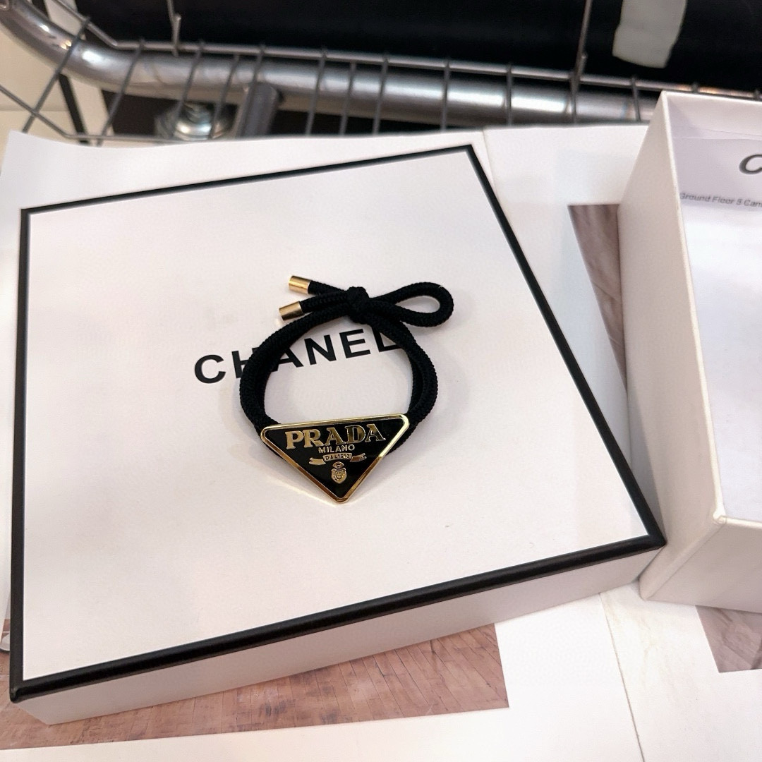 NO:368403,P with packaging box PRADA (Prada) hits!  Retro classic hair ring, fashionable and trendy, super versatile!  Goddess essential items hairpins, hairpins, prada, prada, hairpins19860909P 配包装盒 PRADA（普拉达）爆款来啦！ 复古经典发圈,时尚潮流,超级百搭！女神必备单品发夹,发夹,prada,prada,hairpins,accessory