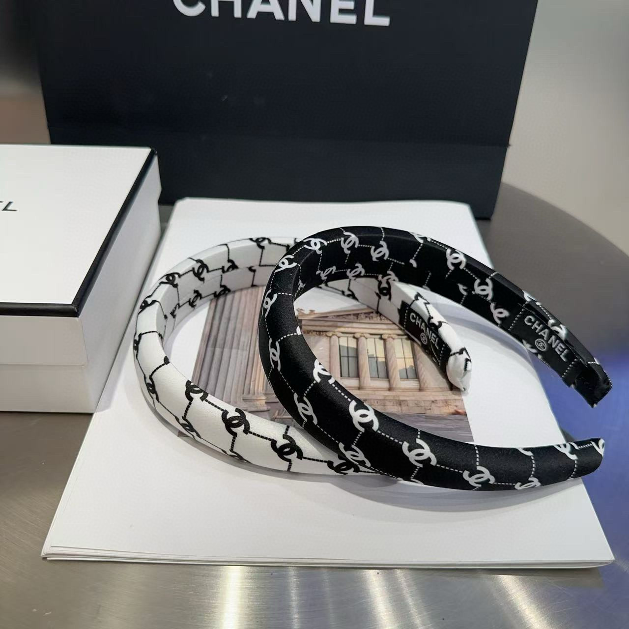 NO:368408,P with packaging box Chanel's latest small fragrant headband, super beautiful!  A very famous lady style, a must-have for a little fairy... Hairpins, hairpins, chanel, chanel, hairpins19860909P 配包装盒 Chanel (香奈儿)最新款小香发箍,超级好看！名媛范儿十足,小仙女必备…发夹,发夹,chanel,chanel,hairpins,accessory