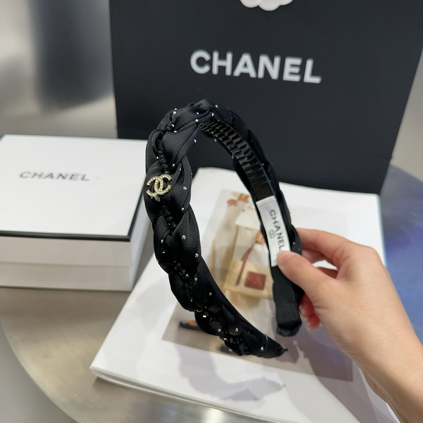 NO:368425,P with packaging box Chanel's latest small fragrant headband, super beautiful!  A very famous lady style, a must-have for a little fairy... Hairpins, hairpins, chanel, chanel, hairpins19860909P 配包装盒 Chanel (香奈儿)最新款小香发箍,超级好看！名媛范儿十足,小仙女必备…发夹,发夹,chanel,chanel,hairpins,accessory