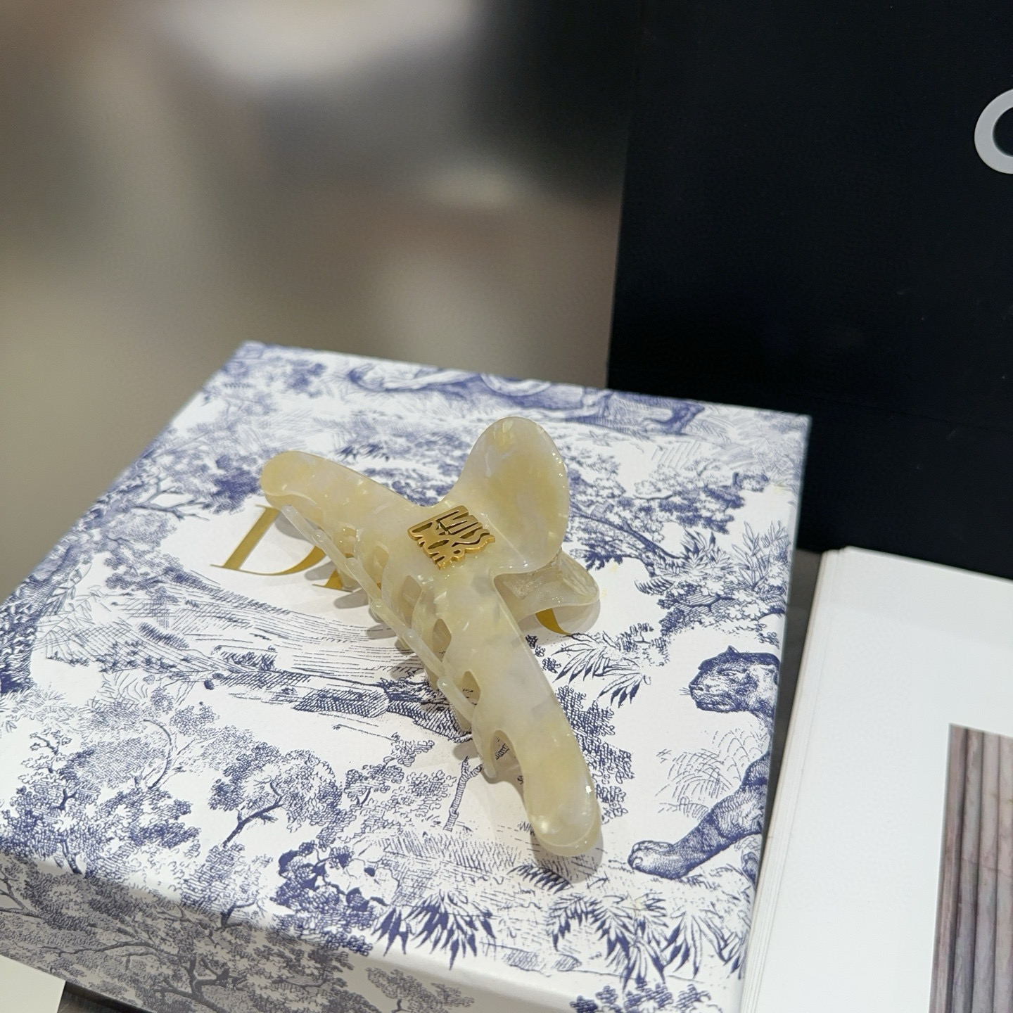 NO:368430,P with packaging box Dior new CD grabber, simple and practical, fashionable and trendy!  Super good looking!  A must-have for fairies...hairpins, hairpins, dior, dior, hairpins19860909P 配包装盒 Dior（迪奥）新款CD抓夹,简单实用 时尚潮流！超级好看！小仙女必备…发夹,发夹,dior,dior,hairpins,accessory