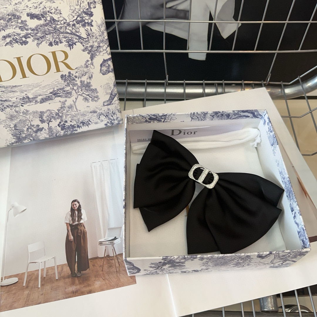 🎁配包装盒
Dior（迪奥）D家新款弹簧发夹，超级好看，名媛范儿十足，时尚潮品！小仙女必备