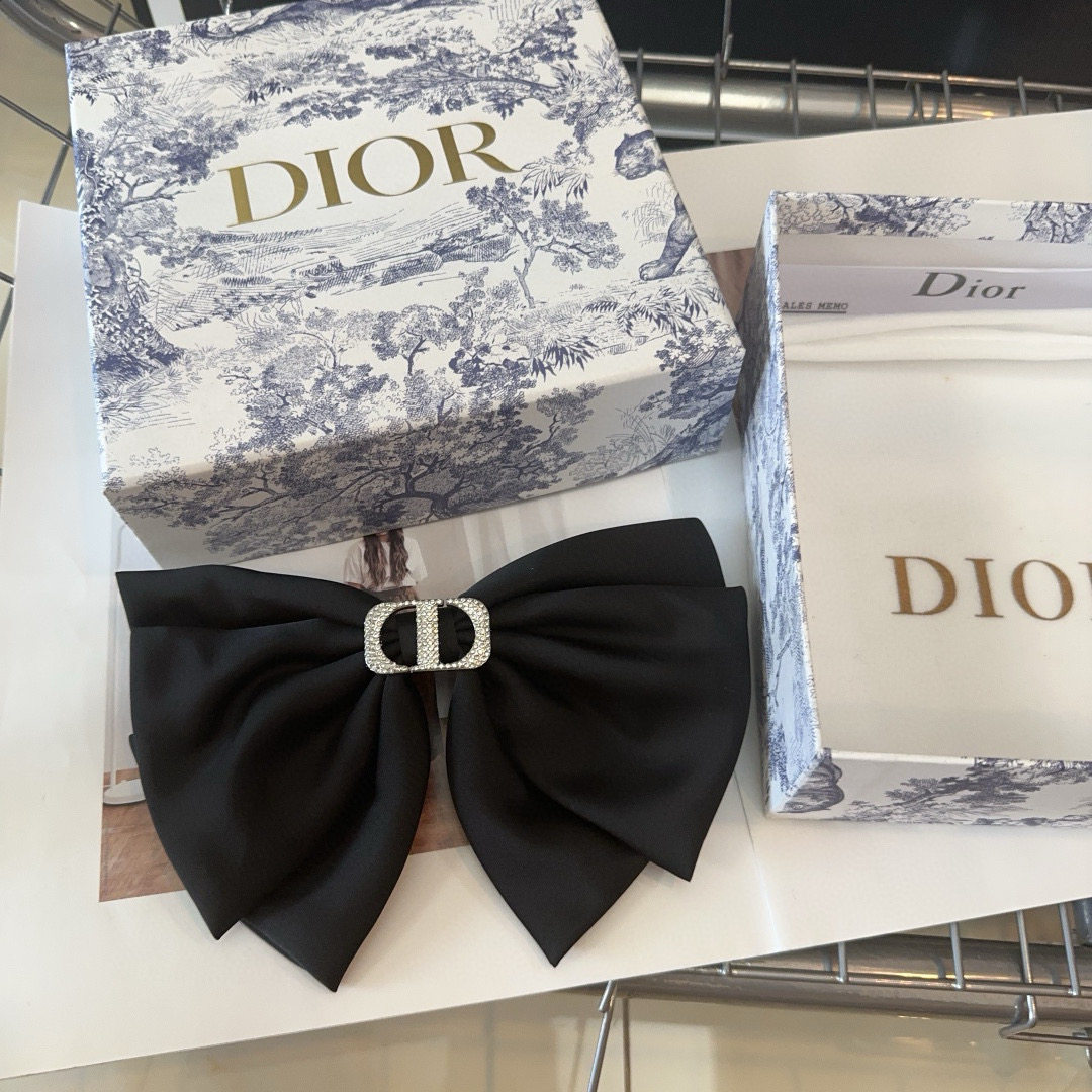  🎁配包装盒
Dior（迪奥）D家新款弹簧发夹，超级好看，名媛范儿十足，时尚潮品！小仙女必备
