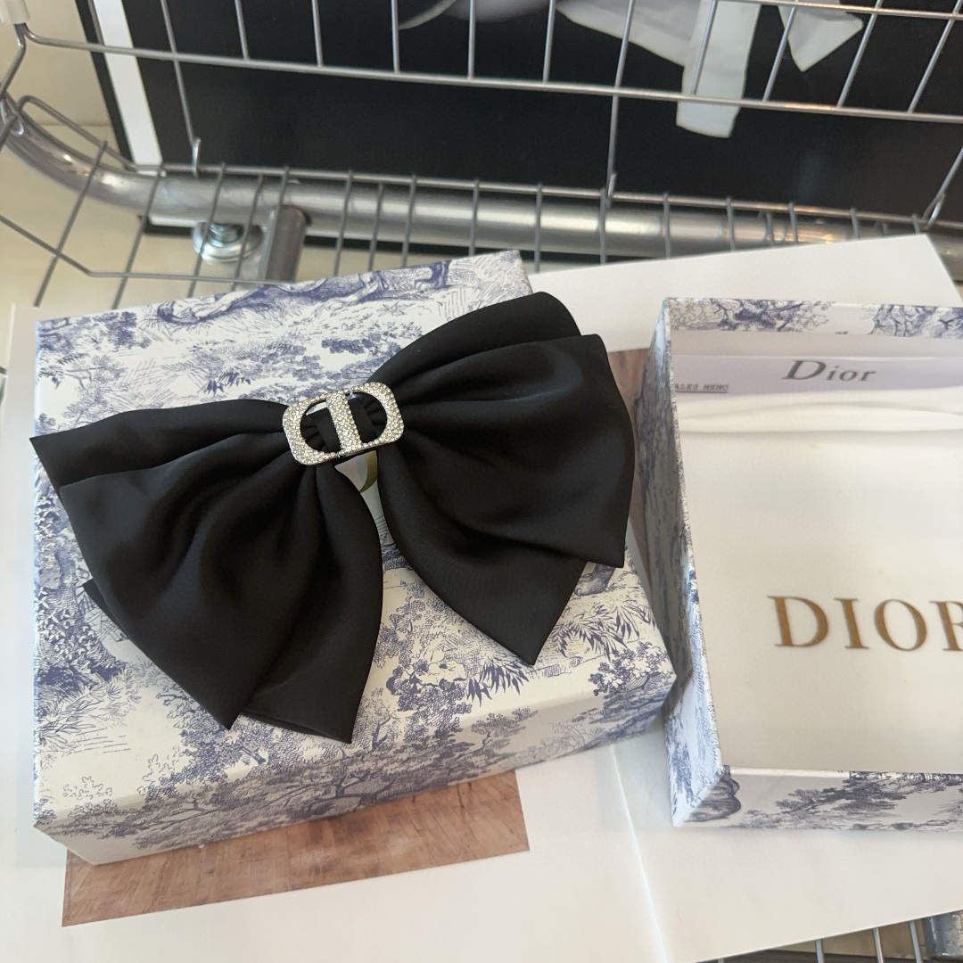  🎁配包装盒
Dior（迪奥）D家新款弹簧发夹，超级好看，名媛范儿十足，时尚潮品！小仙女必备