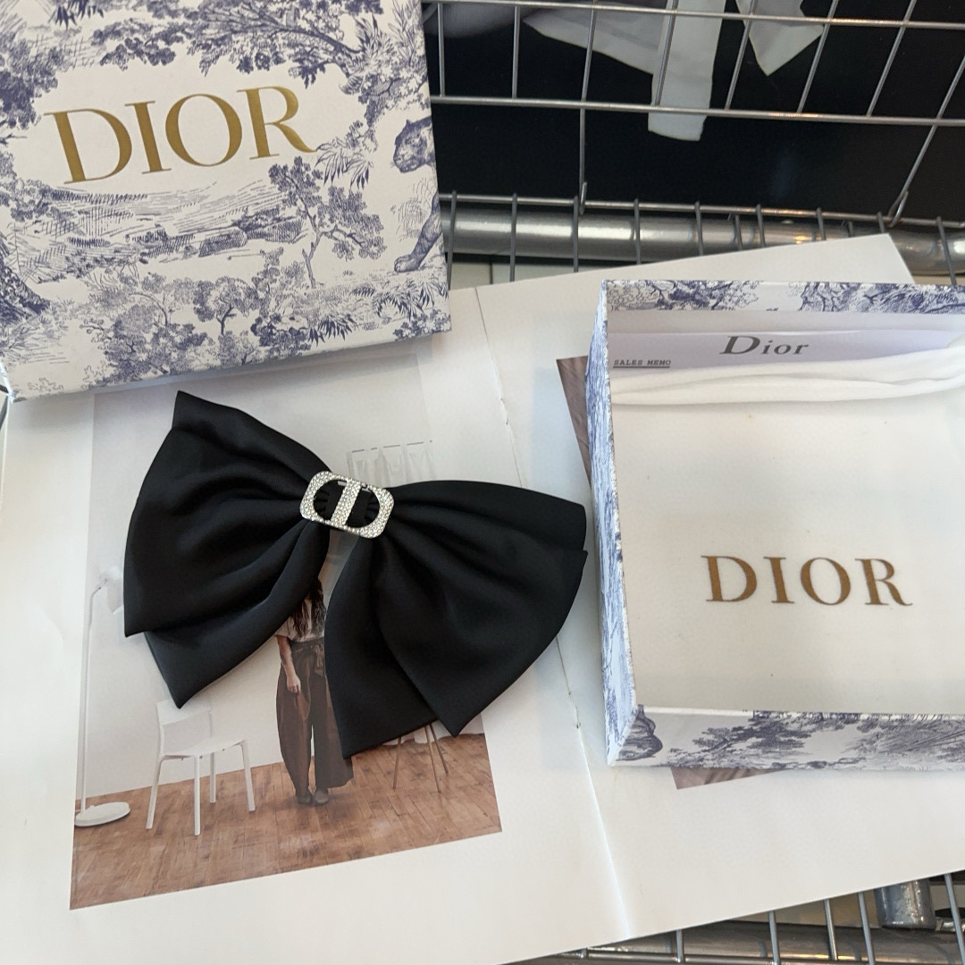  🎁配包装盒
Dior（迪奥）D家新款弹簧发夹，超级好看，名媛范儿十足，时尚潮品！小仙女必备