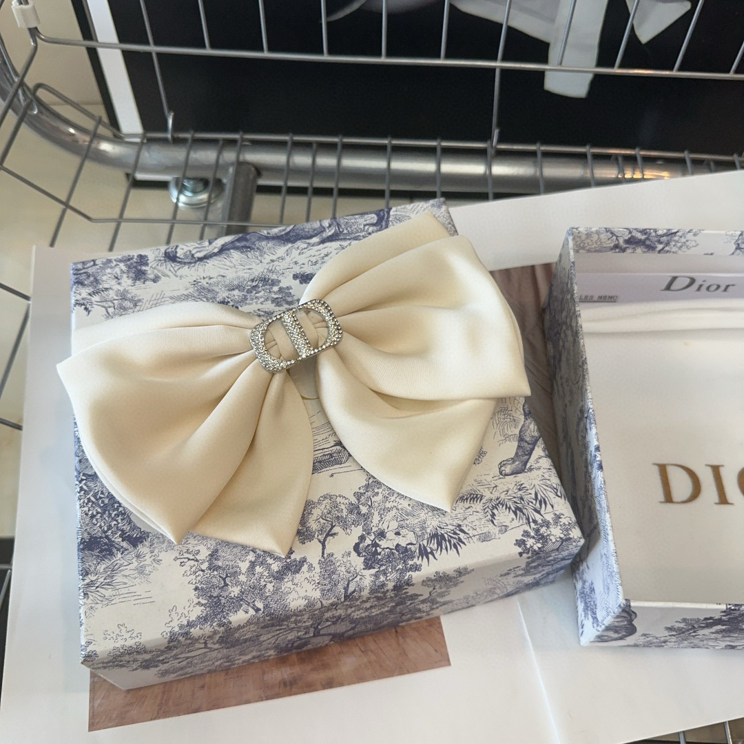  🎁配包装盒
Dior（迪奥）D家新款弹簧发夹，超级好看，名媛范儿十足，时尚潮品！小仙女必备