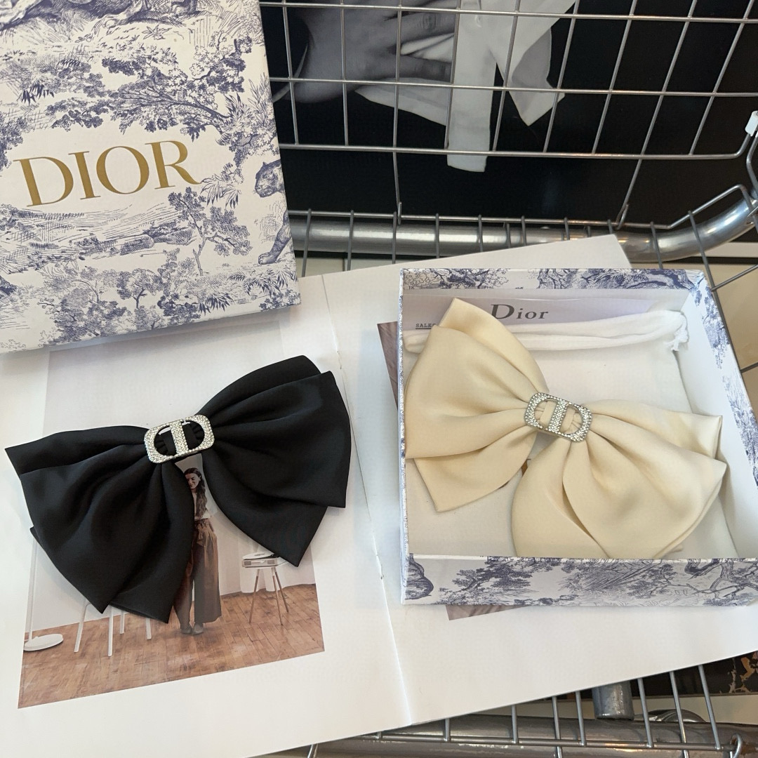  🎁配包装盒
Dior（迪奥）D家新款弹簧发夹，超级好看，名媛范儿十足，时尚潮品！小仙女必备