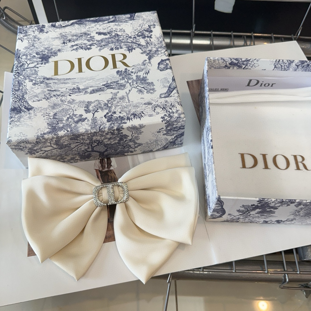  🎁配包装盒
Dior（迪奥）D家新款弹簧发夹，超级好看，名媛范儿十足，时尚潮品！小仙女必备