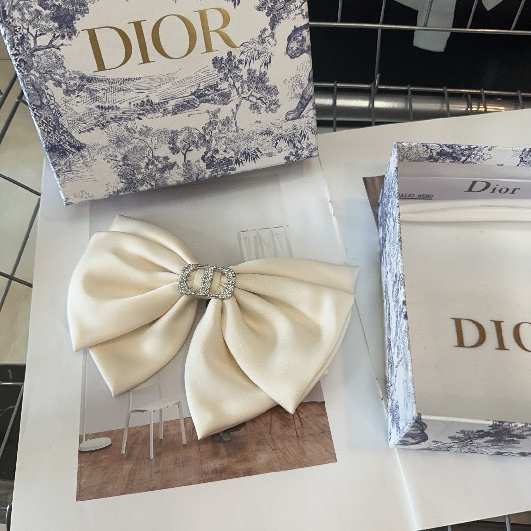  🎁配包装盒
Dior（迪奥）D家新款弹簧发夹，超级好看，名媛范儿十足，时尚潮品！小仙女必备