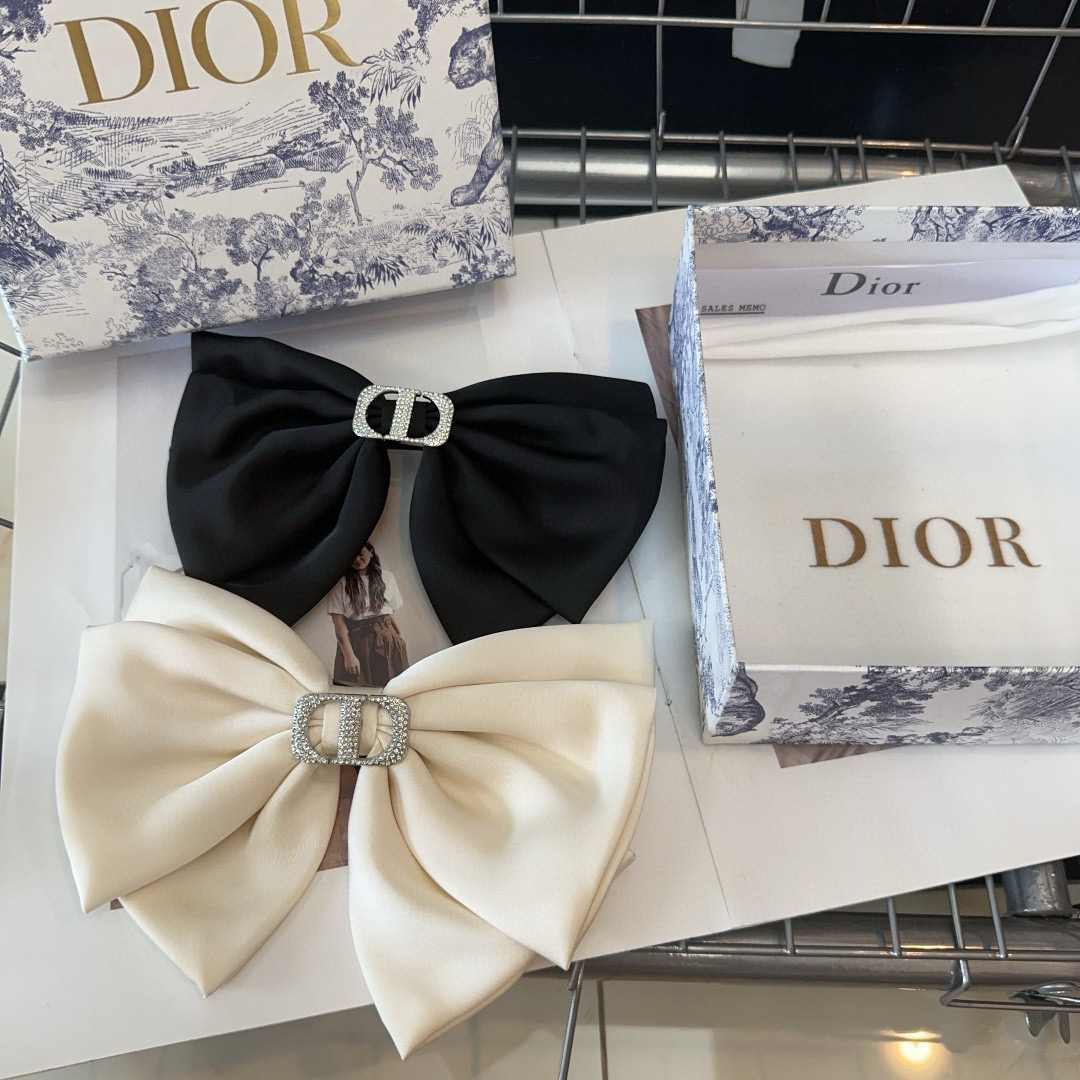  🎁配包装盒
Dior（迪奥）D家新款弹簧发夹，超级好看，名媛范儿十足，时尚潮品！小仙女必备