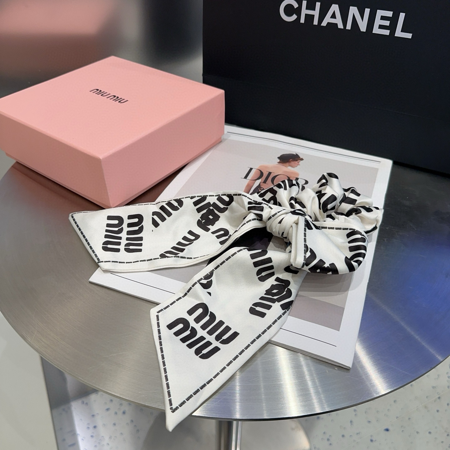 NO:368444,P with packaging box Miumiu's new letter hair ring, simple and elegant, practical and versatile, full of celebrity style!  A must-have hairpins for fairies, hairpins, miumiu, hairpins19860909P 配包装盒 miumiu新款字母发圈,简单优雅,实用百搭,名媛范儿十足！小仙女必备发夹,发夹,miumiu,hairpins,accessory