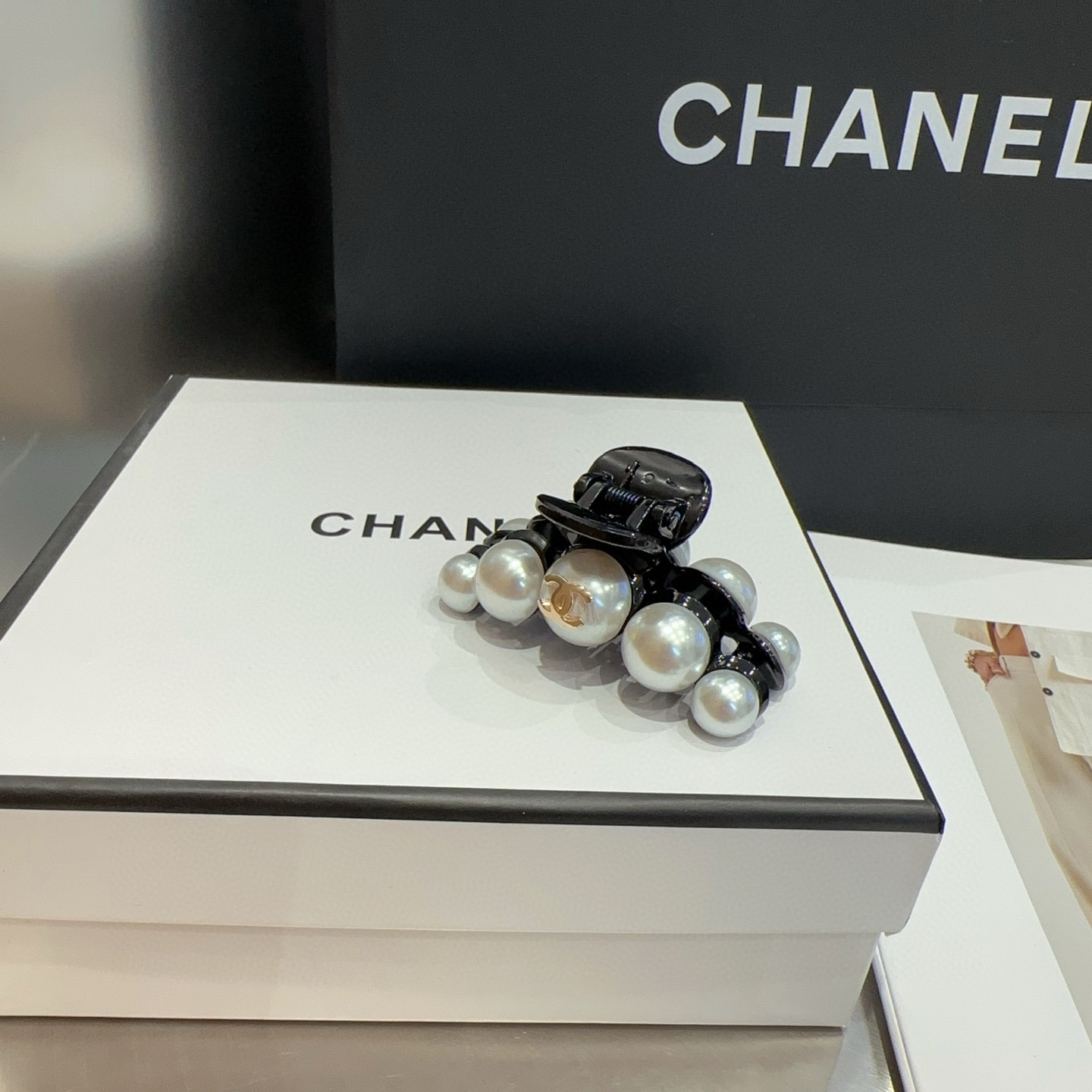 NO:368449,P with packaging box Chanel's latest small fragrant pearl clip.  Super good looking!  A very famous lady style, a must-have for a little fairy... Hairpins, hairpins, chanel, chanel, hairpins19860909P 配包装盒 Chanel (香奈儿)最新款小香珍珠抓夹．超级好看！名媛范儿十足,小仙女必备…发夹,发夹,chanel,chanel,hairpins,accessory