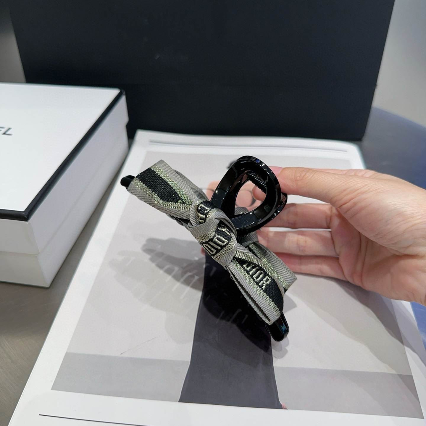 NO:368461,P with packaging box Dior new CD grabber, simple and practical, fashionable and trendy!  Super good looking!  A must-have for fairies...hairpins, hairpins, dior, dior, hairpins19860909P 配包装盒 Dior（迪奥）新款CD抓夹,简单实用 时尚潮流！超级好看！小仙女必备…发夹,发夹,dior,dior,hairpins,accessory