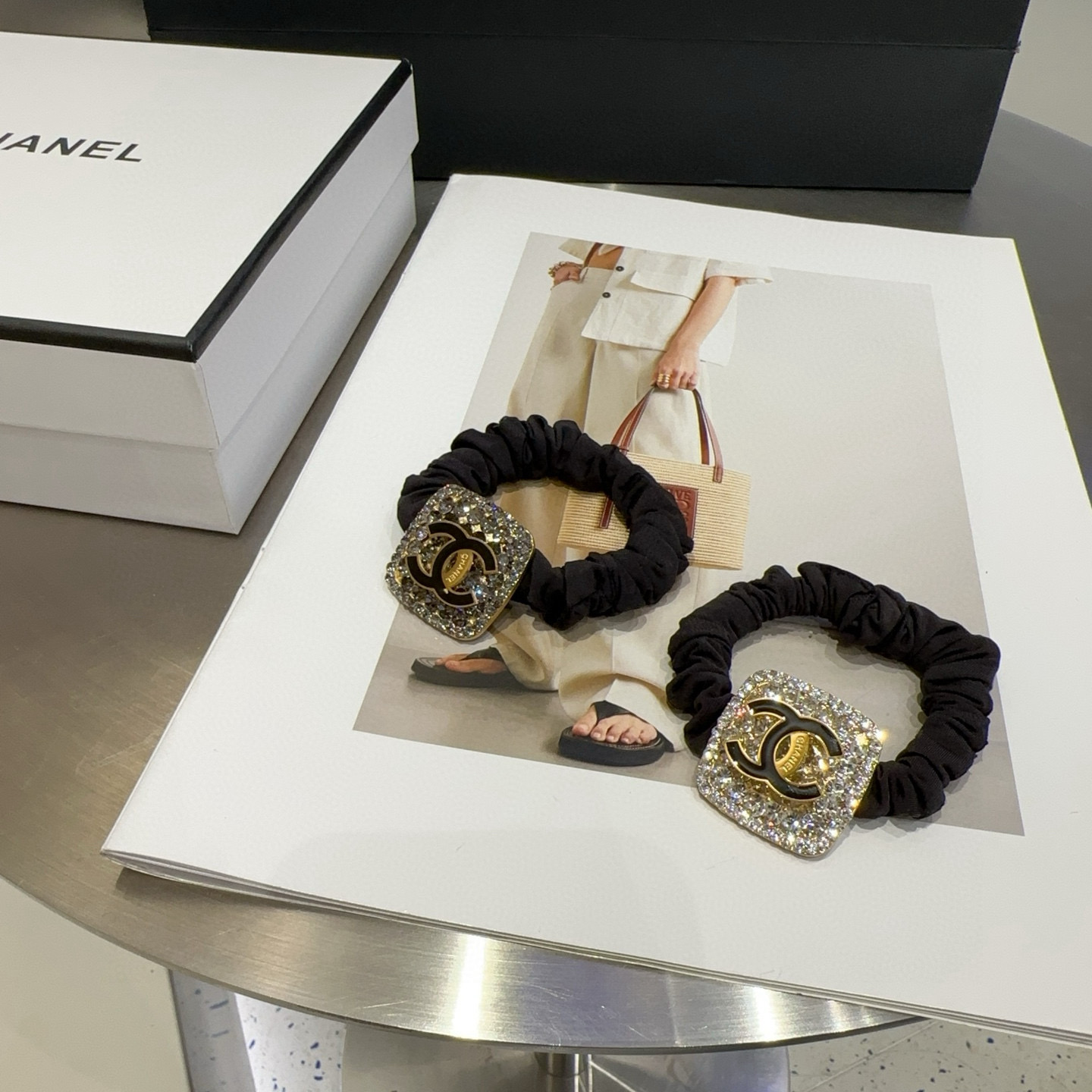 NO:368418,P with packaging box Chanel's latest small-scented diamond hair ring, simple and practical, fashionable and trendy!  Very good looking, a must-have for little fairies... Hairpins, hairpins, chanel, chanel, hairpins19860909P 配包装盒 Chanel (香奈儿)最新小香钻石发圈,简单实用,时尚潮流！非常好看,小仙女必备…发夹,发夹,chanel,chanel,hairpins,accessory