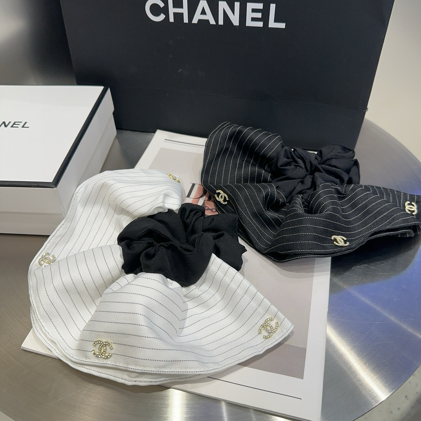 NO:368423,P with packaging box Chanel's latest small fragrance hair ring, simple and practical, fashionable and trendy!  Very good looking, a must-have for little fairies... Hairpins, hairpins, chanel, chanel, hairpins19860909P 配包装盒 Chanel (香奈儿)最新小香发圈,简单实用,时尚潮流！非常好看,小仙女必备…发夹,发夹,chanel,chanel,hairpins,accessory
