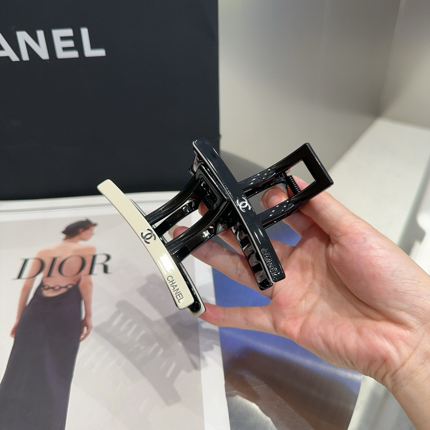 NO:368428,P with packaging box Chanel's latest small fragrance clip, simple and practical, fashionable and trendy!  Very good looking, a must-have for little fairies... Hairpins, hairpins, chanel, chanel, hairpins19860909P 配包装盒 Chanel (香奈儿)最新小香抓夹,简单实用,时尚潮流！非常好看,小仙女必备…发夹,发夹,chanel,chanel,hairpins,accessory
